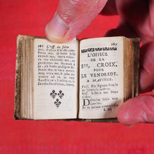Load image into Gallery viewer, Heures de Cour contenant les sept offices de la semaine. Les 7 pseaumes, Vespres, Hymns & Les Litan avec les Prieres du matin & du soir & les Oraisons devant et apres le Commun. Publication Date: 1676 CONDITION: VERY GOOD