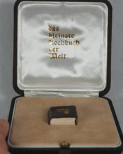 Load image into Gallery viewer, Kleinste Kochbuch der Welt. [Bolzano] Bozen. 1985. Smallest cookbook in the world. What do people eat and drink in Tyrol? 50 recipes for Tyrolean dishes. 2nd edition. 1985.
