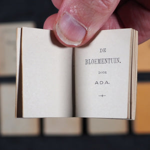 Ada [author, pseudonym of H.G.G. van Steensel van der Aa]. Miniatuurbibliotheek voor jonge meisjes [Young Girl's Library]. No publisher. No place. [1896].