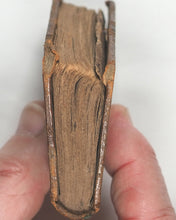 Load image into Gallery viewer, Petit oracle des amans, ou, Les horoscopes de l'amour, mis en rébus : ouvrage dans lequel chacun peut trouver toutes les vérités plaisantes qui le concernent. Castiaux, Libraire. Lille. Circa 1822.

