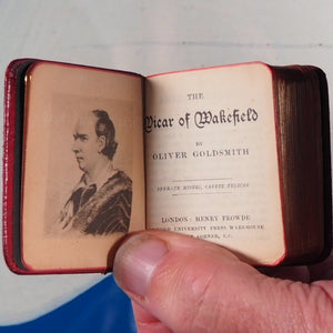Vicar of Wakefield >>MINIATURE BOOK<< Goldsmith, Oliver. Publication Date: 1900 Condition: Very Good. Binding Variant B. >>MINIATURE BOOK<<